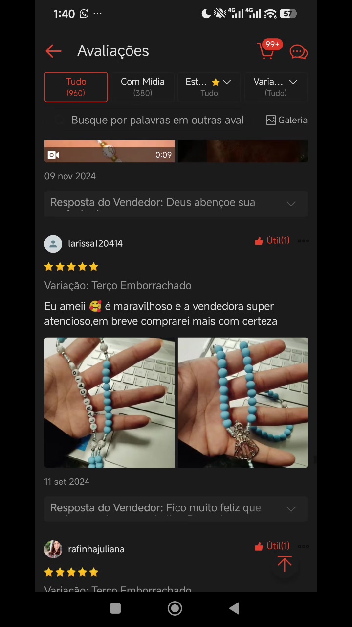 Cliente mostrando terço azul e elogiando o atendimento